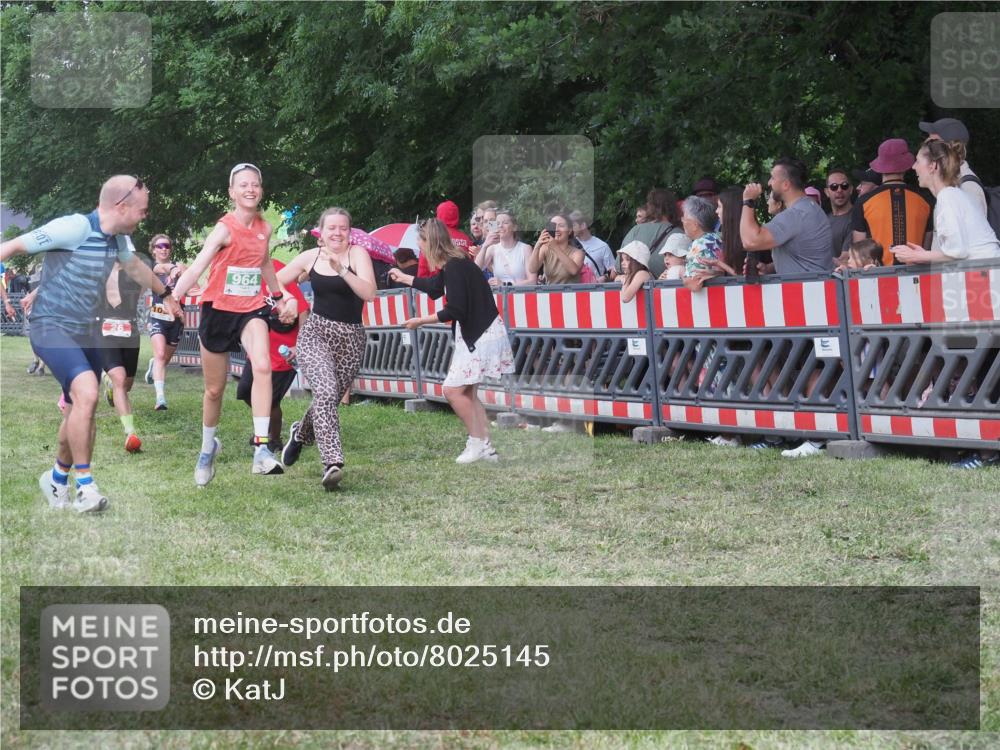 21.06.2025 - 27. Vierlanden-Triathlon KatJ http://msf.ph/oto/8025145 15.06.2025 13:27:46 Ziel 26, 686, 964, 1058, 1059, 1060 meine-sportfotos.de