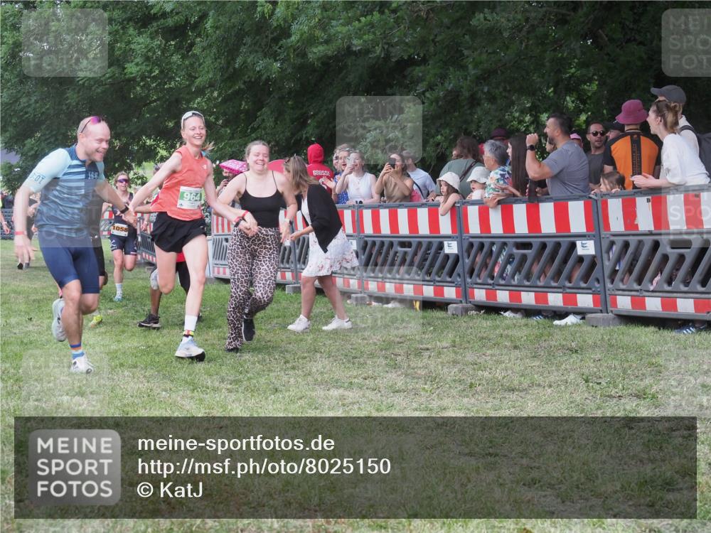 21.06.2025 - 27. Vierlanden-Triathlon KatJ http://msf.ph/oto/8025150 15.06.2025 13:27:46 Ziel 26, 686, 964, 1058, 1059, 1060 meine-sportfotos.de