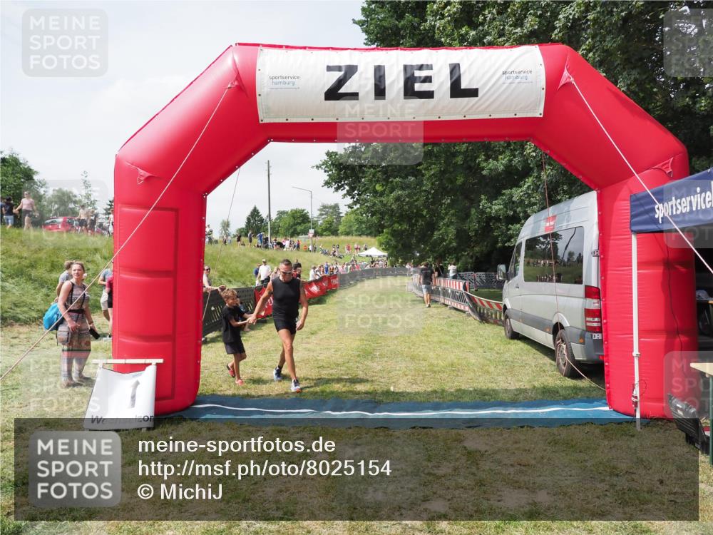 21.06.2025 - 27. Vierlanden-Triathlon MichiJ http://msf.ph/oto/8025154 15.06.2026 11:54:56 Ziel 421 meine-sportfotos.de