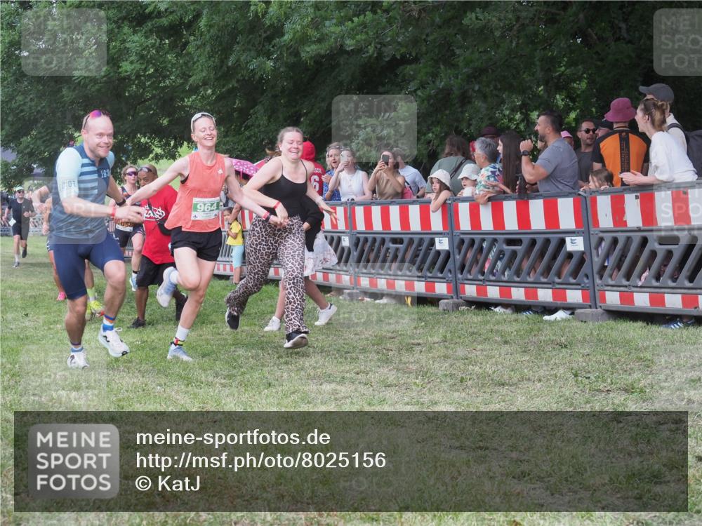 21.06.2025 - 27. Vierlanden-Triathlon KatJ http://msf.ph/oto/8025156 15.06.2025 13:27:46 Ziel 26, 686, 964, 1058, 1059, 1060 meine-sportfotos.de