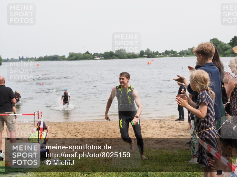 21.06.2025 - 27. Vierlanden-Triathlon MichiJ http://msf.ph/oto/8025159 15.06.2026 10:56:13 Schwimmen 702, 716, 730 meine-sportfotos.de