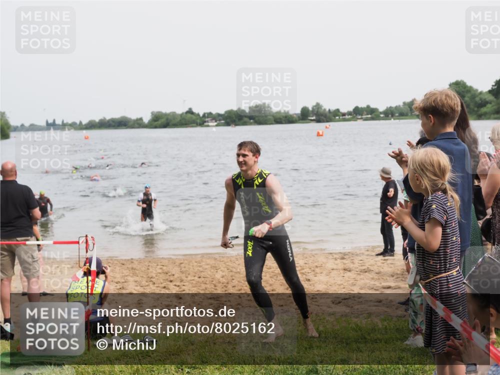 21.06.2025 - 27. Vierlanden-Triathlon MichiJ http://msf.ph/oto/8025162 15.06.2026 10:56:13 Schwimmen 702, 716, 730 meine-sportfotos.de