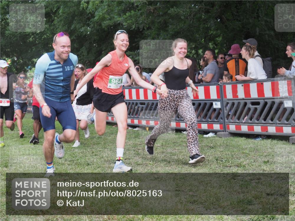 21.06.2025 - 27. Vierlanden-Triathlon KatJ http://msf.ph/oto/8025163 15.06.2025 13:27:47 Ziel 26, 686, 964, 1058, 1059, 1060 meine-sportfotos.de