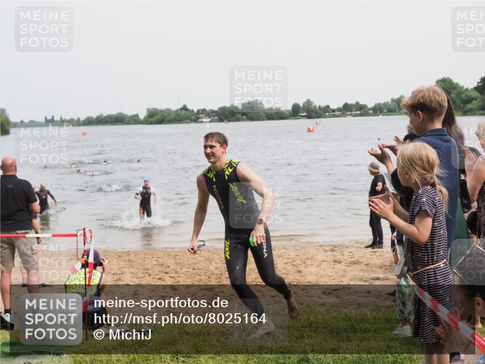 21.06.2025 - 27. Vierlanden-Triathlon MichiJ http://msf.ph/oto/8025164 15.06.2026 10:56:13 Schwimmen 702, 716, 730 meine-sportfotos.de