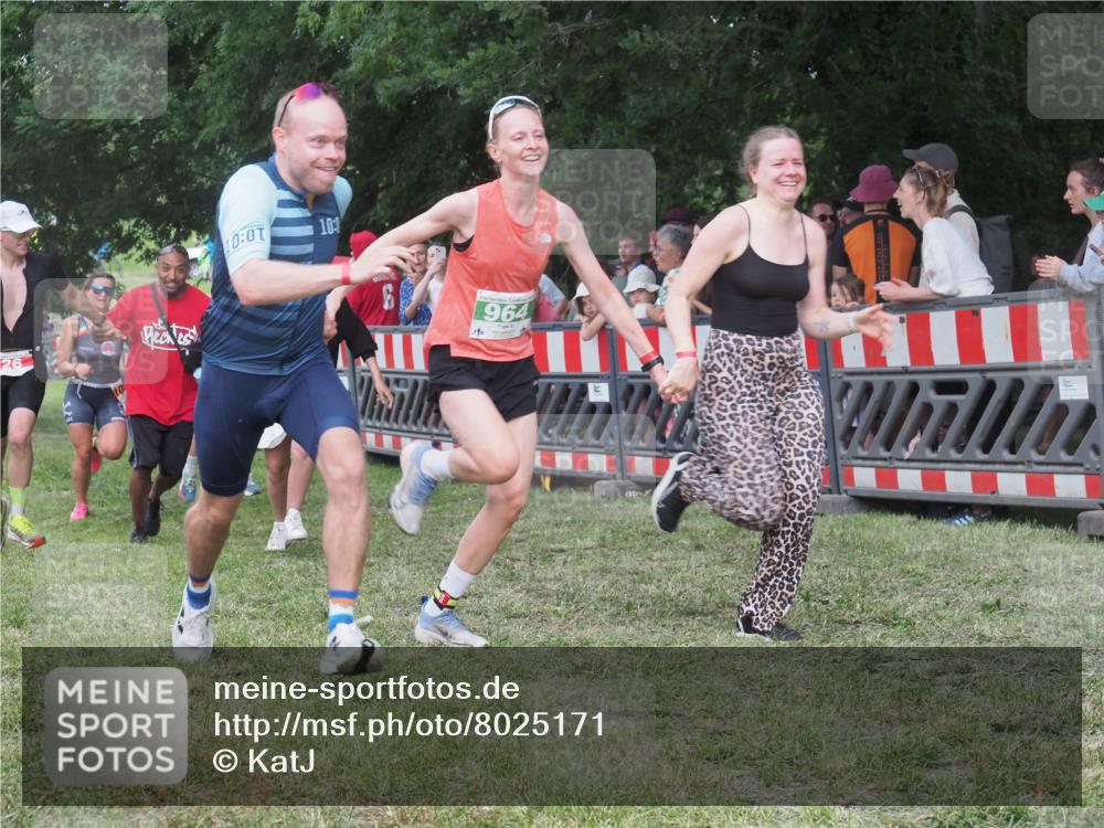 21.06.2025 - 27. Vierlanden-Triathlon KatJ http://msf.ph/oto/8025171 15.06.2025 13:27:47 Ziel 26, 686, 964, 1058, 1059, 1060 meine-sportfotos.de