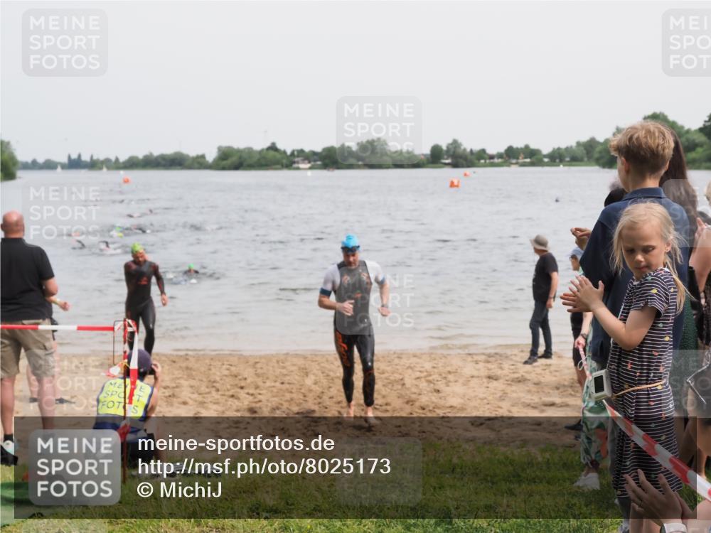 21.06.2025 - 27. Vierlanden-Triathlon MichiJ http://msf.ph/oto/8025173 15.06.2026 10:56:19 Schwimmen 702, 716, 730 meine-sportfotos.de