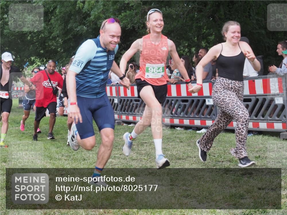 21.06.2025 - 27. Vierlanden-Triathlon KatJ http://msf.ph/oto/8025177 15.06.2025 13:27:47 Ziel 26, 686, 964, 1058, 1059, 1060 meine-sportfotos.de