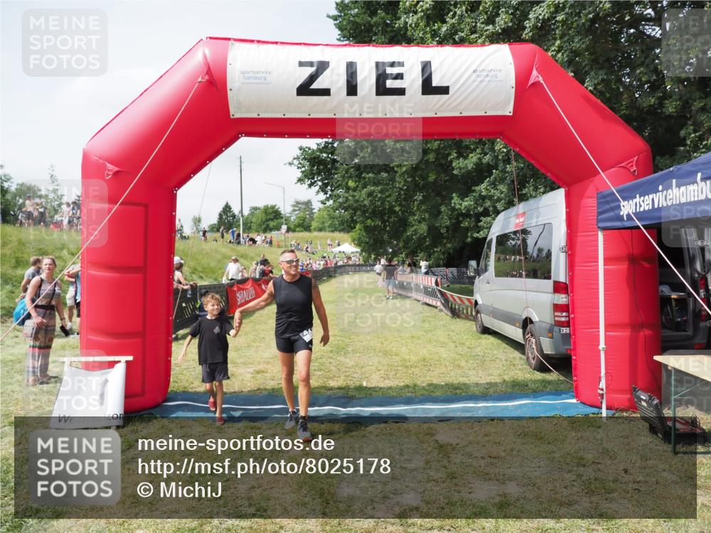 21.06.2025 - 27. Vierlanden-Triathlon MichiJ http://msf.ph/oto/8025178 15.06.2026 11:54:57 Ziel 421 meine-sportfotos.de
