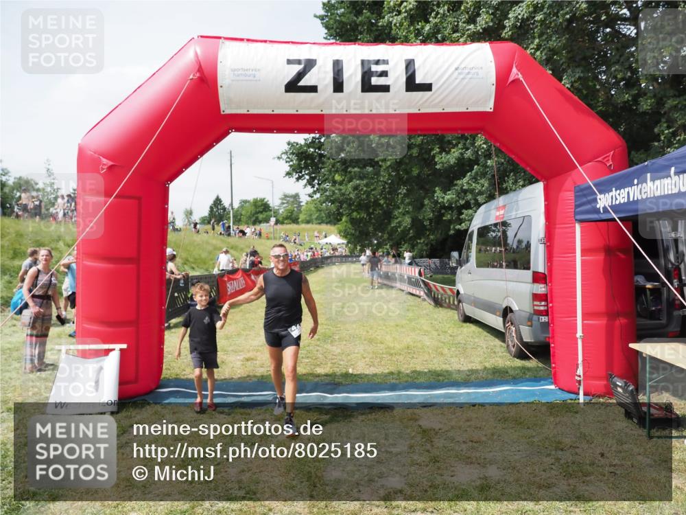21.06.2025 - 27. Vierlanden-Triathlon MichiJ http://msf.ph/oto/8025185 15.06.2026 11:54:57 Ziel 421 meine-sportfotos.de