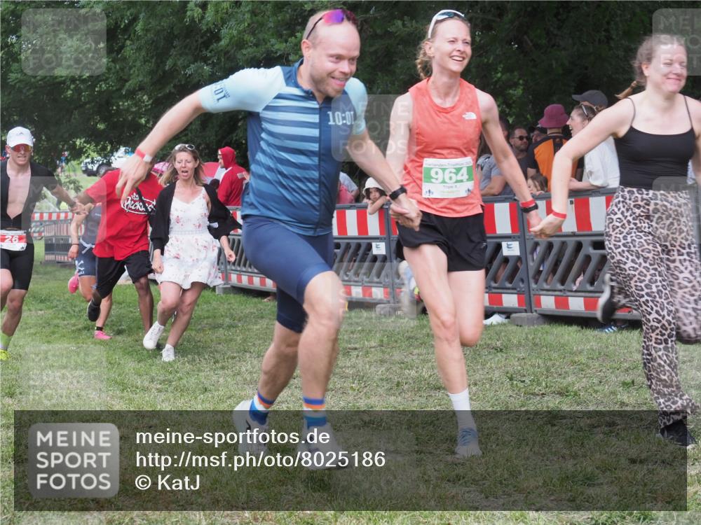 21.06.2025 - 27. Vierlanden-Triathlon KatJ http://msf.ph/oto/8025186 15.06.2025 13:27:47 Ziel 26, 686, 964, 1058, 1059, 1060 meine-sportfotos.de