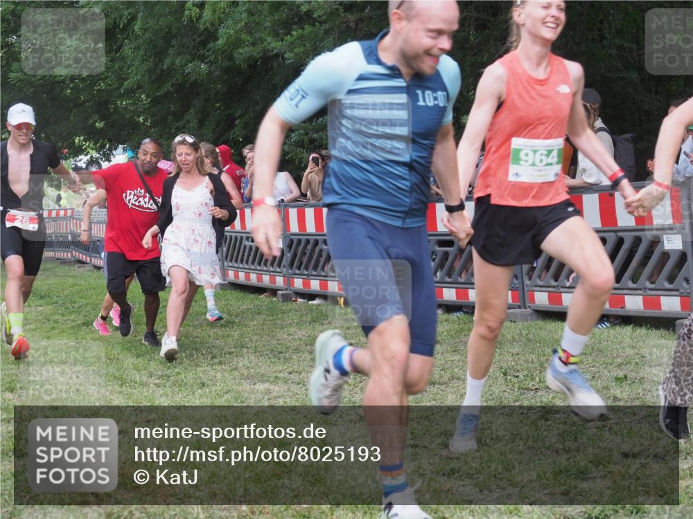 21.06.2025 - 27. Vierlanden-Triathlon KatJ http://msf.ph/oto/8025193 15.06.2025 13:27:47 Ziel 26, 686, 964, 1058, 1059, 1060 meine-sportfotos.de
