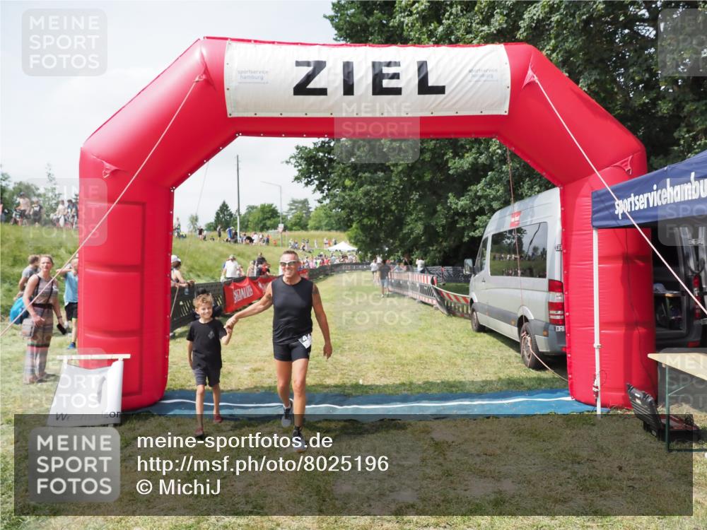 21.06.2025 - 27. Vierlanden-Triathlon MichiJ http://msf.ph/oto/8025196 15.06.2026 11:54:57 Ziel 421 meine-sportfotos.de