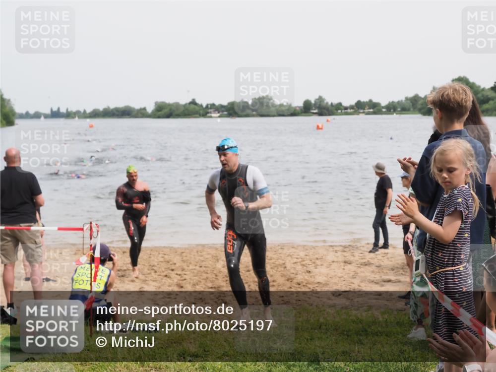 21.06.2025 - 27. Vierlanden-Triathlon MichiJ http://msf.ph/oto/8025197 15.06.2026 10:56:20 Schwimmen 702, 716, 730 meine-sportfotos.de