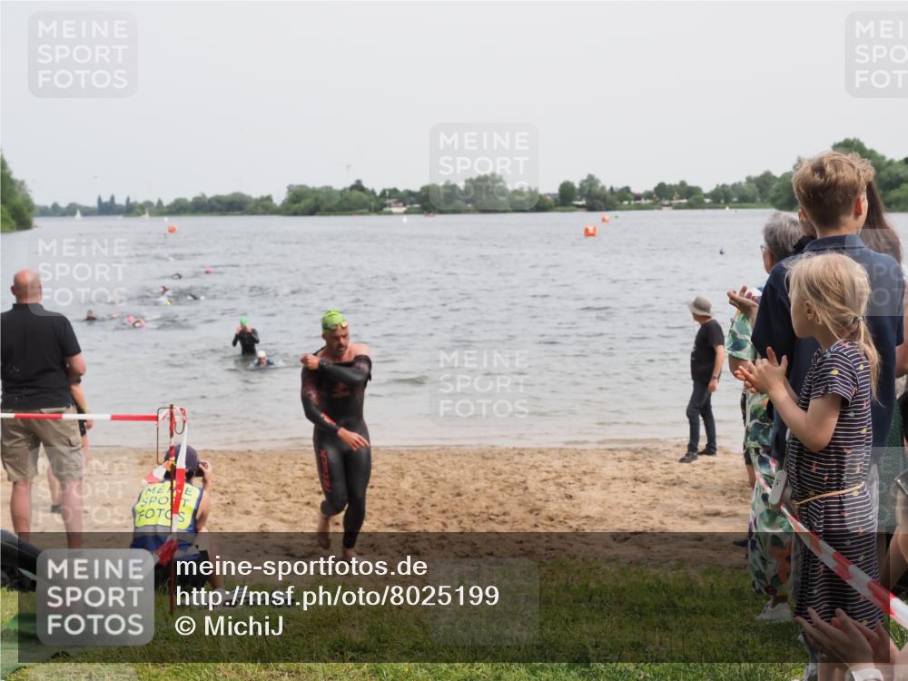 21.06.2025 - 27. Vierlanden-Triathlon MichiJ http://msf.ph/oto/8025199 15.06.2026 10:56:21 Schwimmen 716, 730 meine-sportfotos.de