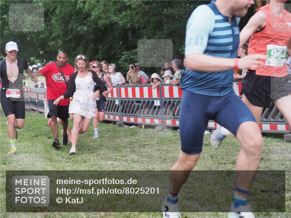 21.06.2025 - 27. Vierlanden-Triathlon KatJ http://msf.ph/oto/8025201 15.06.2025 13:27:47 Ziel 26, 686, 964, 1058, 1059, 1060 meine-sportfotos.de