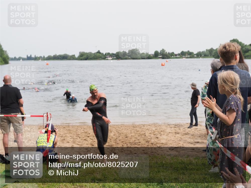 21.06.2025 - 27. Vierlanden-Triathlon MichiJ http://msf.ph/oto/8025207 15.06.2026 10:56:21 Schwimmen 716, 730 meine-sportfotos.de