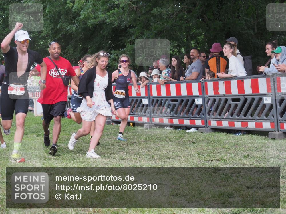 21.06.2025 - 27. Vierlanden-Triathlon KatJ http://msf.ph/oto/8025210 15.06.2025 13:27:47 Ziel 26, 686, 964, 1058, 1059, 1060 meine-sportfotos.de