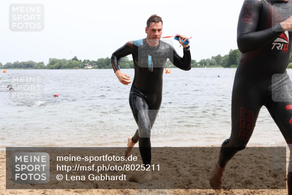 15.06.2025 - 27. Vierlanden-Triathlon Lena Gebhardt http://msf.ph/oto/8025211 15.06.2025 10:57:00 Schwimmen 654, 688, 711, 718, 755 meine-sportfotos.de
