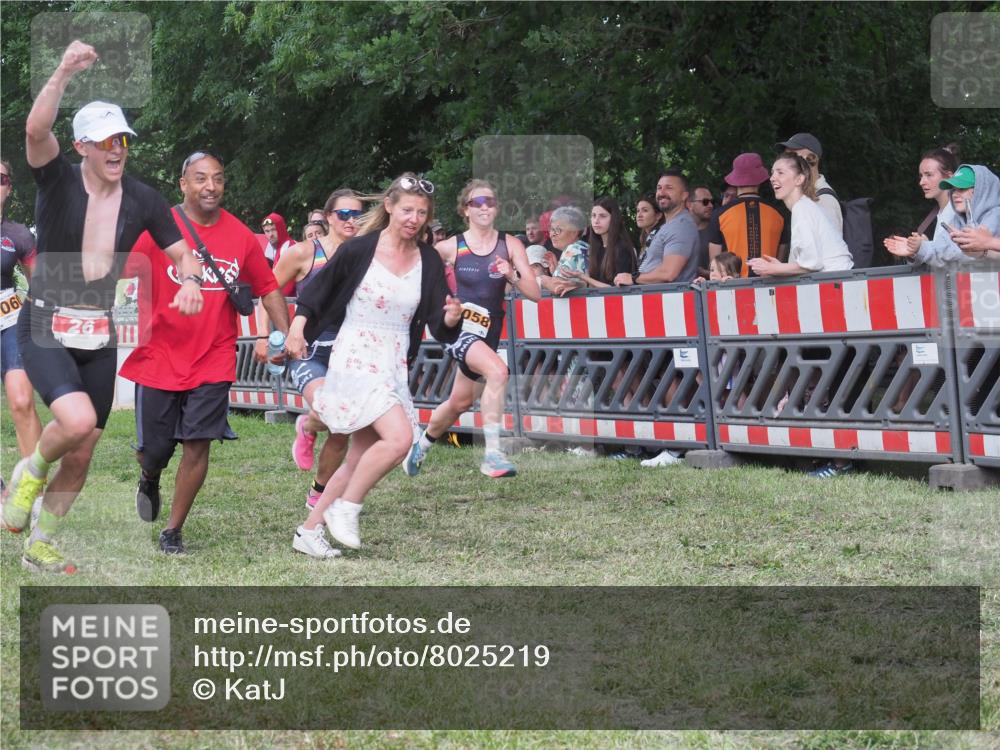 21.06.2025 - 27. Vierlanden-Triathlon KatJ http://msf.ph/oto/8025219 15.06.2025 13:27:48 Ziel 26, 686, 1058, 1059, 1060 meine-sportfotos.de