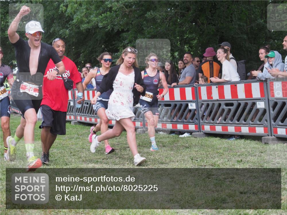 21.06.2025 - 27. Vierlanden-Triathlon KatJ http://msf.ph/oto/8025225 15.06.2025 13:27:48 Ziel 26, 686, 1058, 1059, 1060 meine-sportfotos.de
