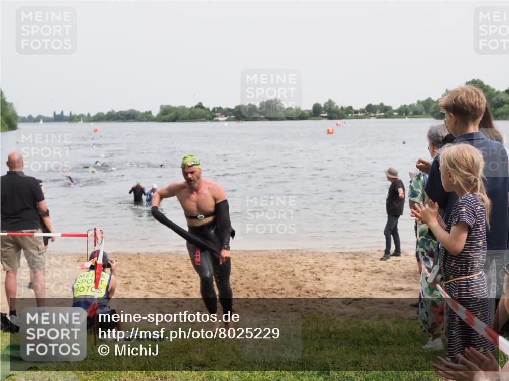 21.06.2025 - 27. Vierlanden-Triathlon MichiJ http://msf.ph/oto/8025229 15.06.2026 10:56:22 Schwimmen 716, 730, 771 meine-sportfotos.de