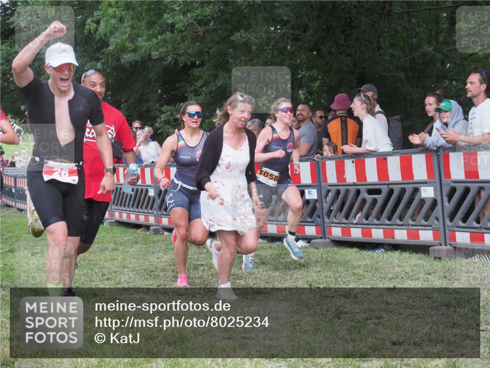 21.06.2025 - 27. Vierlanden-Triathlon KatJ http://msf.ph/oto/8025234 15.06.2025 13:27:48 Ziel 26, 686, 1058, 1059, 1060 meine-sportfotos.de