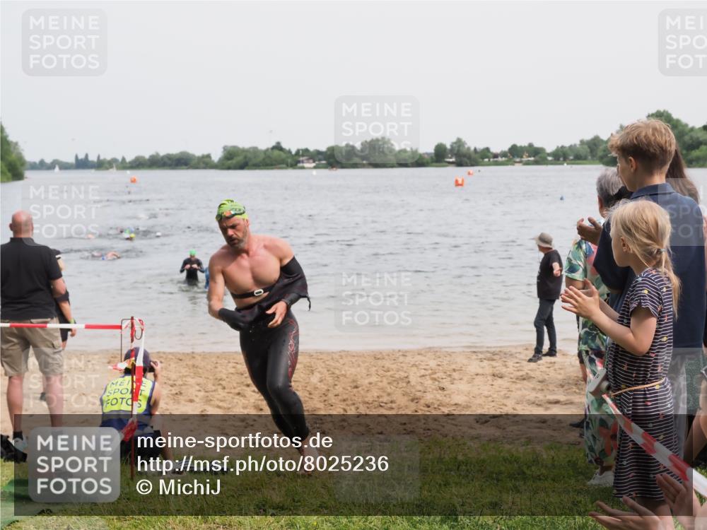 21.06.2025 - 27. Vierlanden-Triathlon MichiJ http://msf.ph/oto/8025236 15.06.2026 10:56:22 Schwimmen 716, 730, 771 meine-sportfotos.de