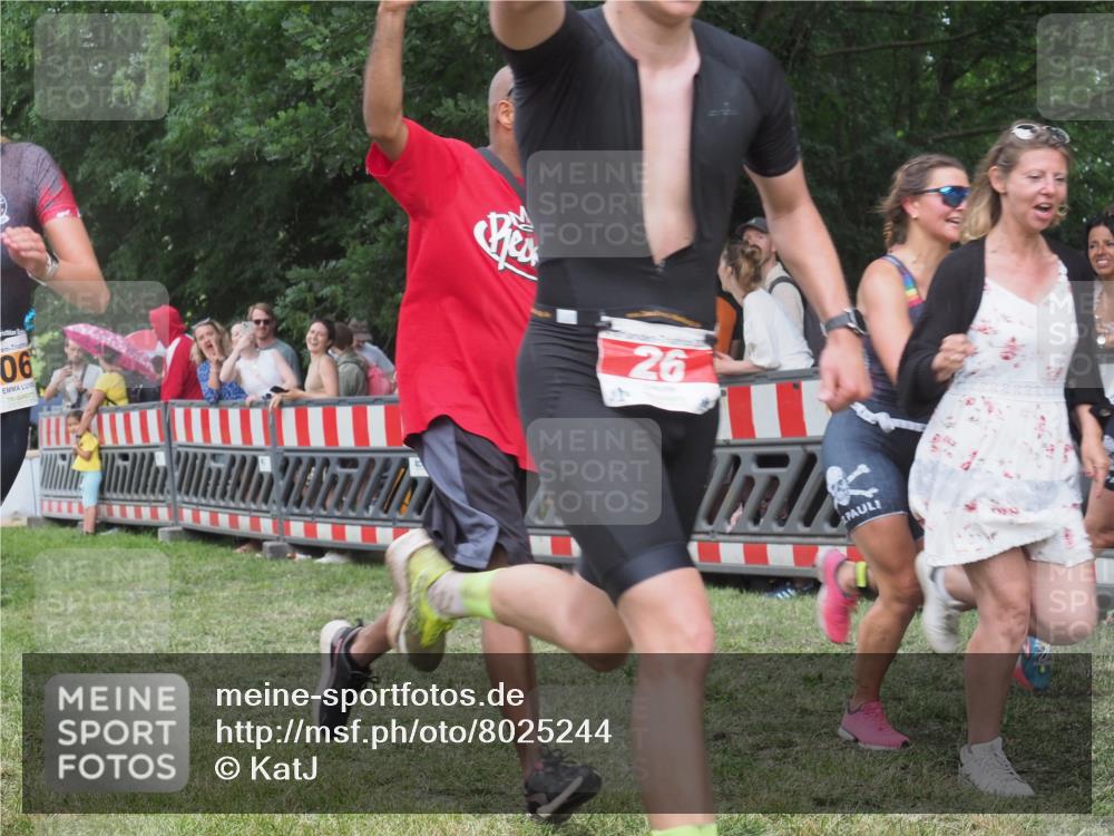 21.06.2025 - 27. Vierlanden-Triathlon KatJ http://msf.ph/oto/8025244 15.06.2025 13:27:48 Ziel 26, 686, 1058, 1059, 1060 meine-sportfotos.de