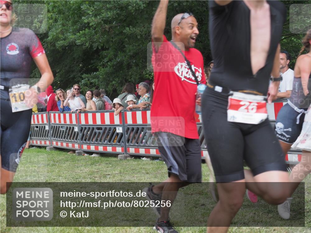 21.06.2025 - 27. Vierlanden-Triathlon KatJ http://msf.ph/oto/8025256 15.06.2025 13:27:49 Ziel 26, 686, 1060 meine-sportfotos.de