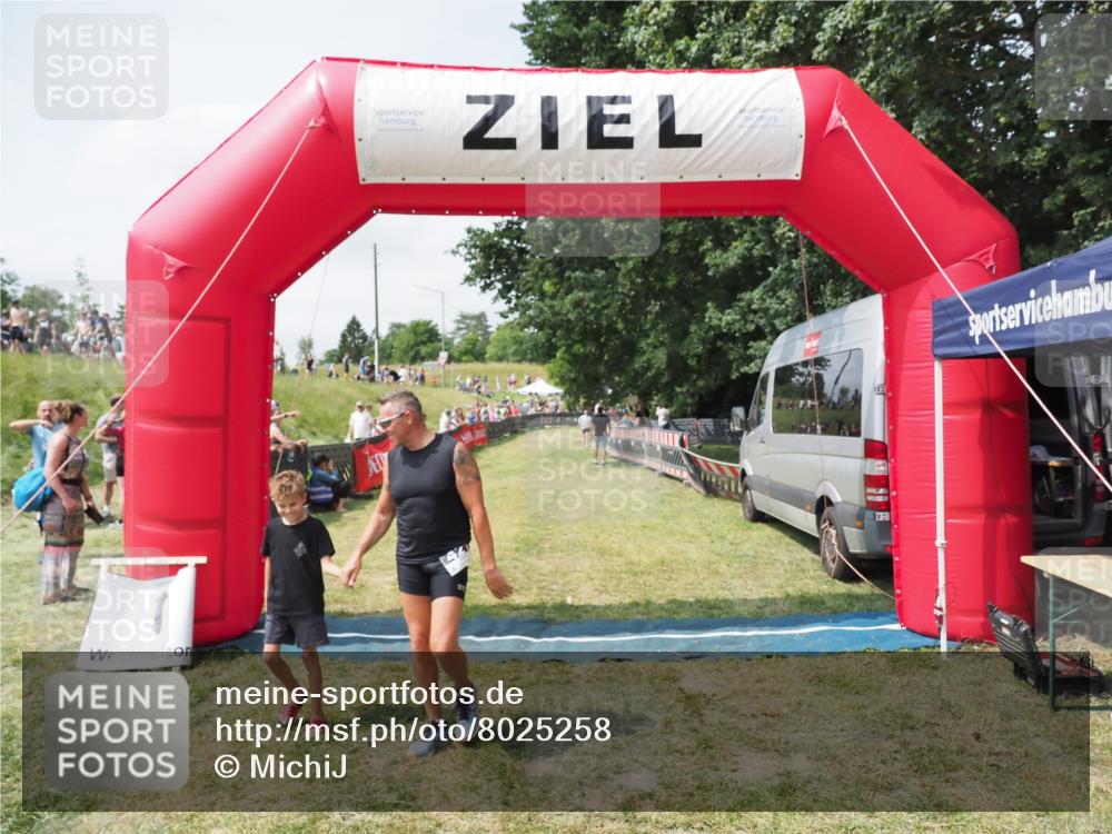 21.06.2025 - 27. Vierlanden-Triathlon MichiJ http://msf.ph/oto/8025258 15.06.2026 11:54:58 Ziel 421 meine-sportfotos.de