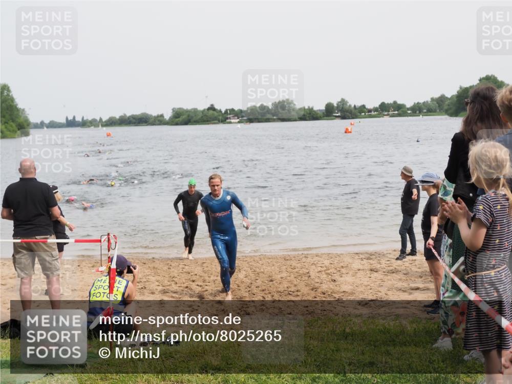 21.06.2025 - 27. Vierlanden-Triathlon MichiJ http://msf.ph/oto/8025265 15.06.2026 10:56:30 Schwimmen 764, 771 meine-sportfotos.de