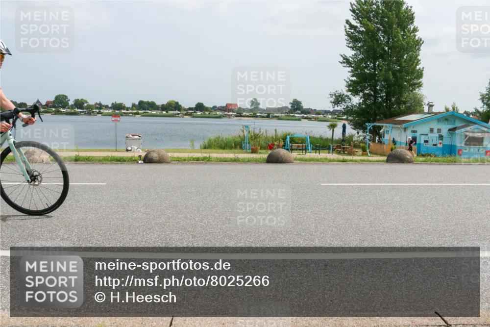 21.06.2025 - 27. Vierlanden-Triathlon H.Heesch http://msf.ph/oto/8025266 15.06.2025 12:06:13 Radfahren 205, 676, 890 meine-sportfotos.de