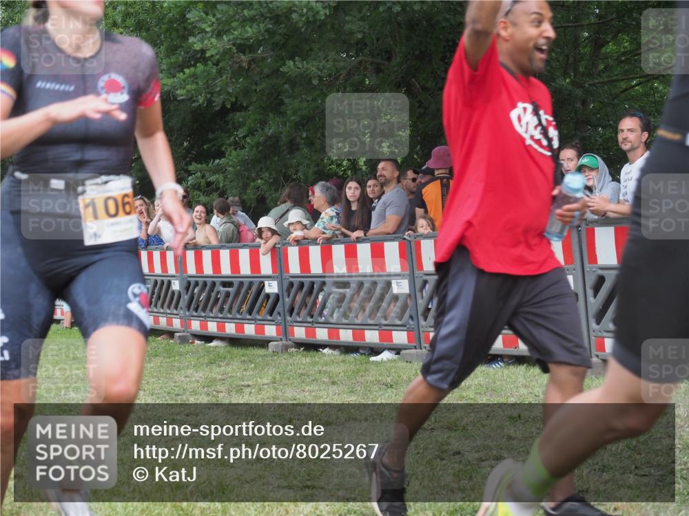 21.06.2025 - 27. Vierlanden-Triathlon KatJ http://msf.ph/oto/8025267 15.06.2025 13:27:49 Ziel 26, 686, 1060 meine-sportfotos.de