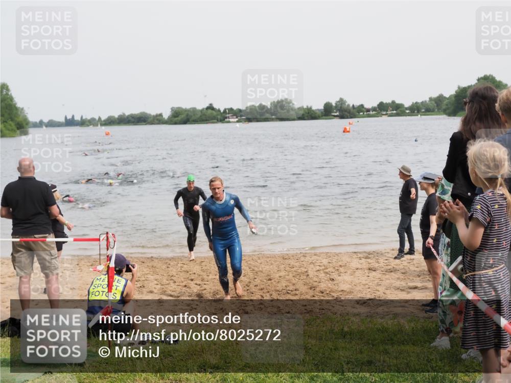 21.06.2025 - 27. Vierlanden-Triathlon MichiJ http://msf.ph/oto/8025272 15.06.2026 10:56:30 Schwimmen 764, 771 meine-sportfotos.de