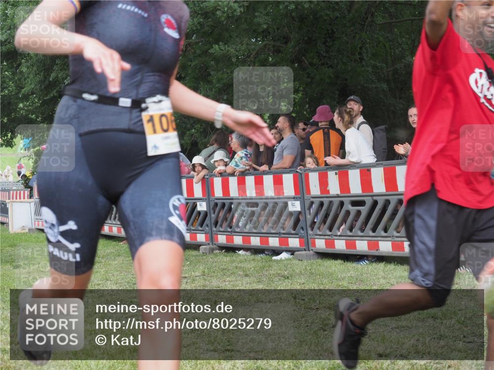 21.06.2025 - 27. Vierlanden-Triathlon KatJ http://msf.ph/oto/8025279 15.06.2025 13:27:49 Ziel 26, 686, 1060 meine-sportfotos.de