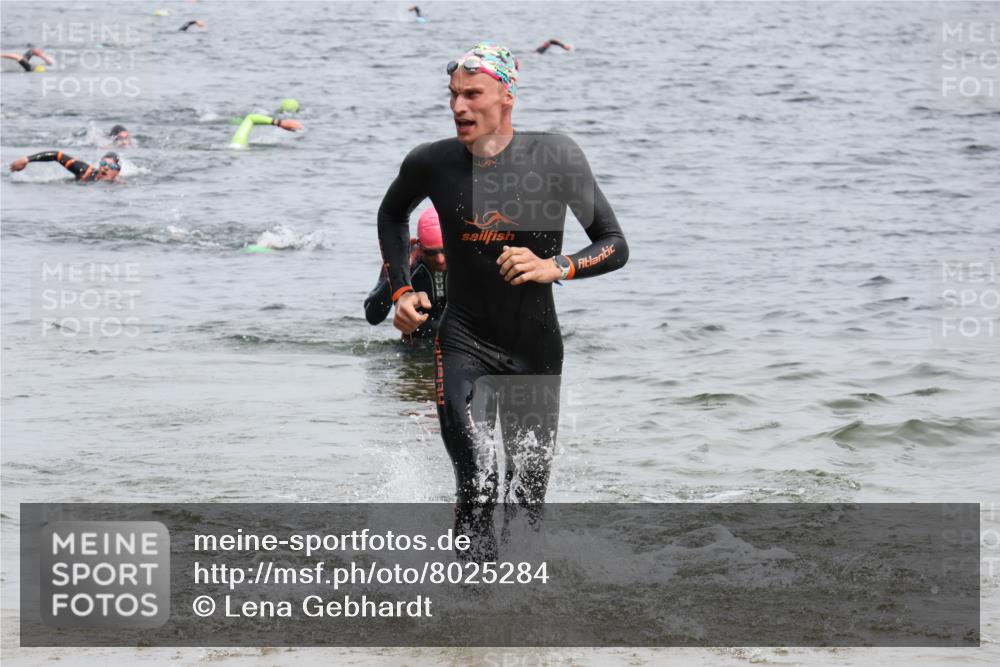 15.06.2025 - 27. Vierlanden-Triathlon Lena Gebhardt http://msf.ph/oto/8025284 15.06.2025 10:57:09 Schwimmen 654, 692, 697, 711, 718 meine-sportfotos.de