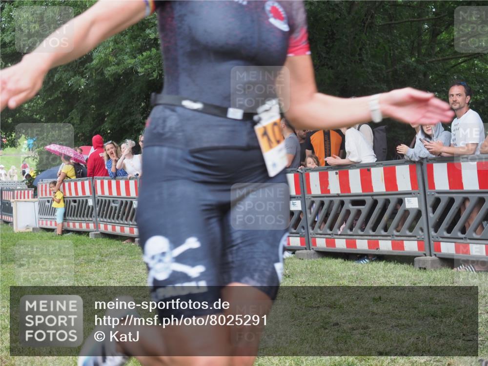 21.06.2025 - 27. Vierlanden-Triathlon KatJ http://msf.ph/oto/8025291 15.06.2025 13:27:49 Ziel 26, 686, 1060 meine-sportfotos.de