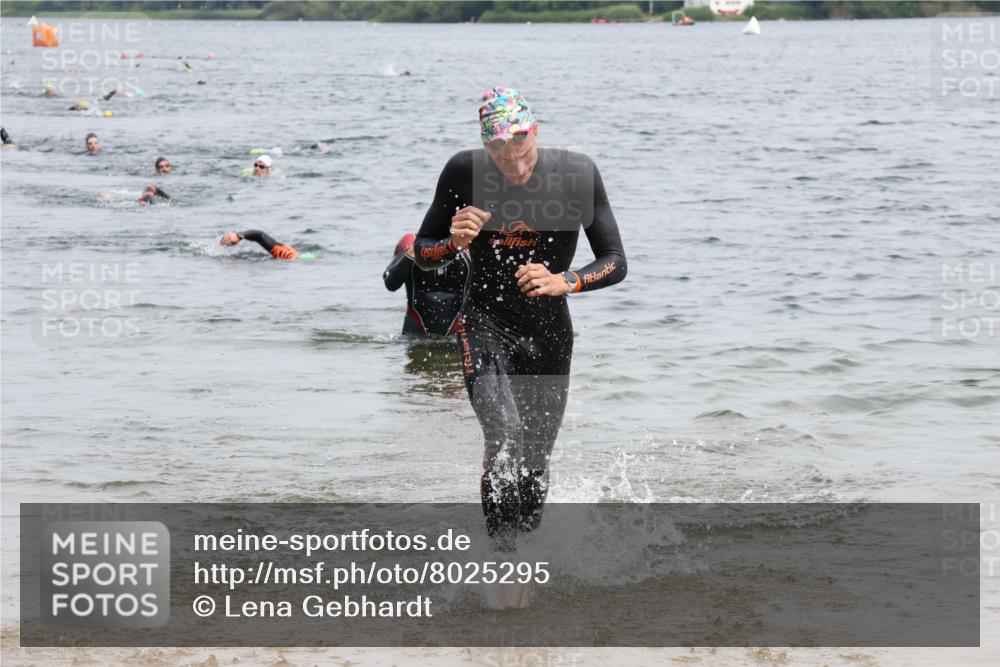 15.06.2025 - 27. Vierlanden-Triathlon Lena Gebhardt http://msf.ph/oto/8025295 15.06.2025 10:57:09 Schwimmen 654, 692, 697, 711, 718 meine-sportfotos.de