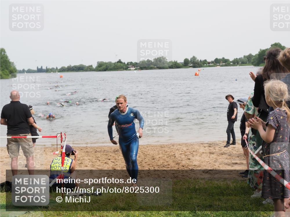 21.06.2025 - 27. Vierlanden-Triathlon MichiJ http://msf.ph/oto/8025300 15.06.2026 10:56:30 Schwimmen 764, 771 meine-sportfotos.de