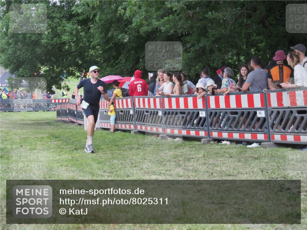 21.06.2025 - 27. Vierlanden-Triathlon KatJ http://msf.ph/oto/8025311 15.06.2025 13:27:52 Ziel 686 meine-sportfotos.de