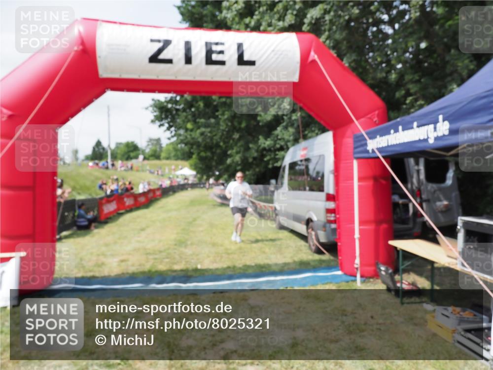 21.06.2025 - 27. Vierlanden-Triathlon MichiJ http://msf.ph/oto/8025321 15.06.2026 11:55:08 Ziel 492 meine-sportfotos.de