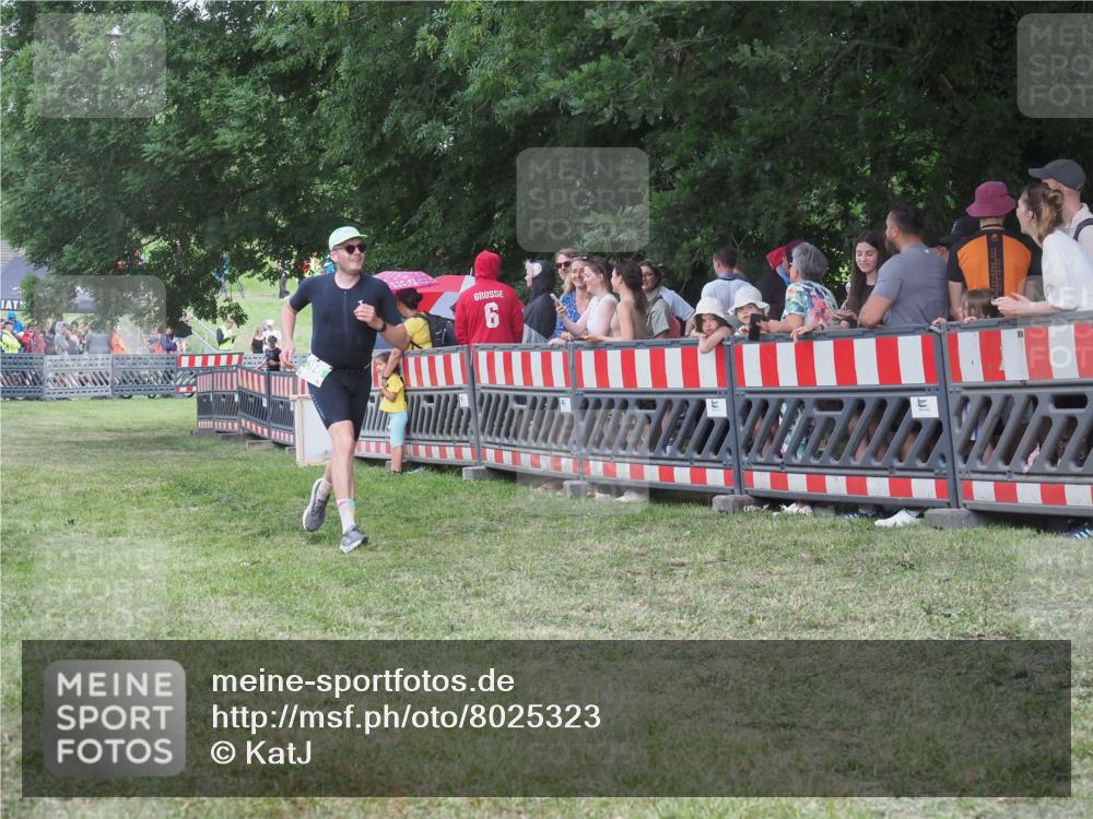 21.06.2025 - 27. Vierlanden-Triathlon KatJ http://msf.ph/oto/8025323 15.06.2025 13:27:52 Ziel 686 meine-sportfotos.de