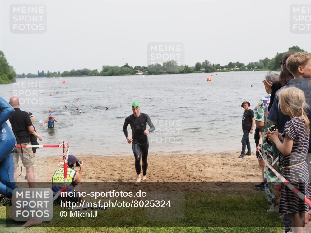 21.06.2025 - 27. Vierlanden-Triathlon MichiJ http://msf.ph/oto/8025324 15.06.2026 10:56:32 Schwimmen 685, 764, 771 meine-sportfotos.de