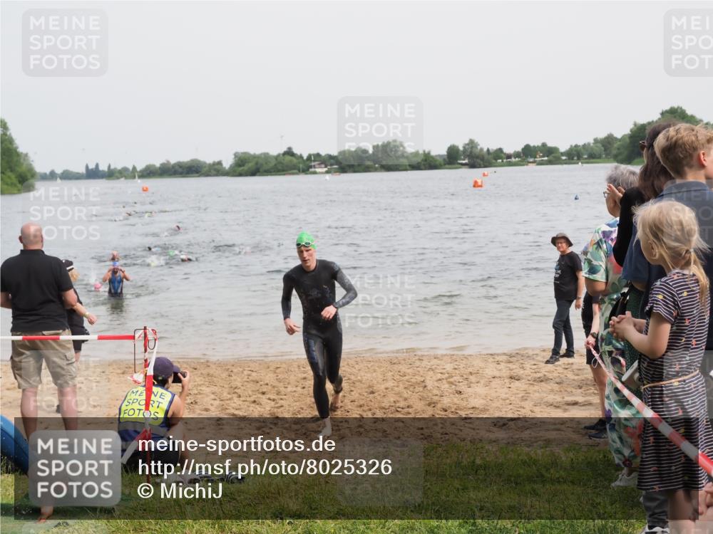 21.06.2025 - 27. Vierlanden-Triathlon MichiJ http://msf.ph/oto/8025326 15.06.2026 10:56:32 Schwimmen 685, 764, 771 meine-sportfotos.de