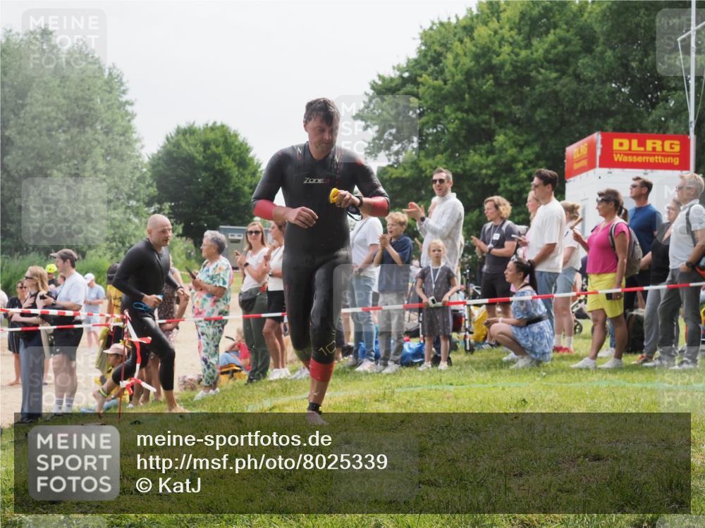 15.06.2025 - 27. Vierlanden-Triathlon KatJ http://msf.ph/oto/8025339 15.06.2025 10:58:30 Schwimmen 643, 710, 732, 741 meine-sportfotos.de