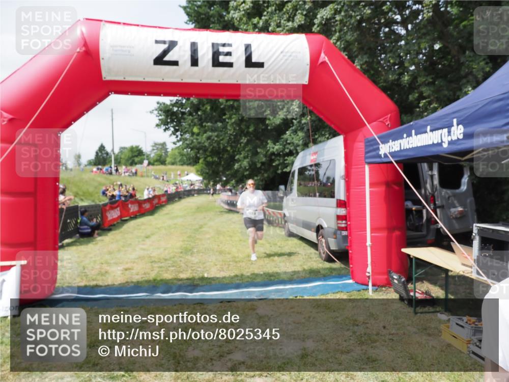 21.06.2025 - 27. Vierlanden-Triathlon MichiJ http://msf.ph/oto/8025345 15.06.2026 11:55:08 Ziel 492 meine-sportfotos.de
