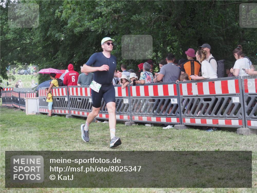 21.06.2025 - 27. Vierlanden-Triathlon KatJ http://msf.ph/oto/8025347 15.06.2025 13:27:53 Ziel 686 meine-sportfotos.de