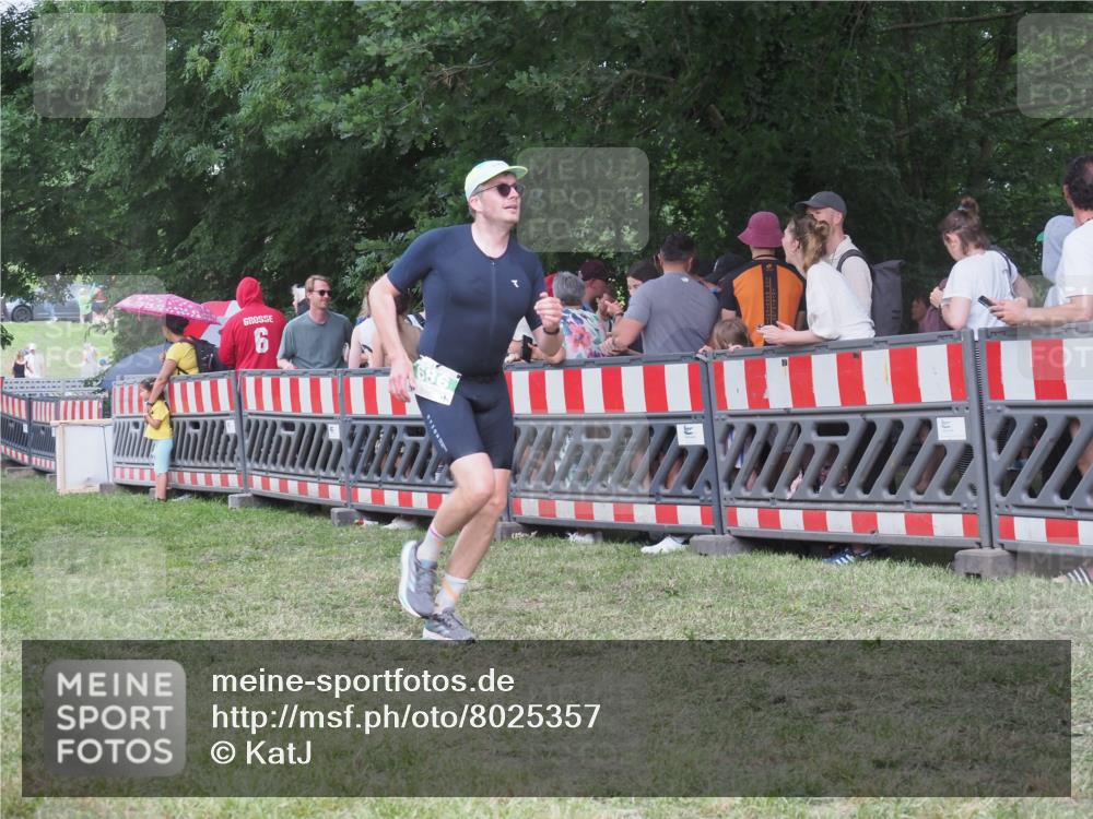 21.06.2025 - 27. Vierlanden-Triathlon KatJ http://msf.ph/oto/8025357 15.06.2025 13:27:53 Ziel 686 meine-sportfotos.de