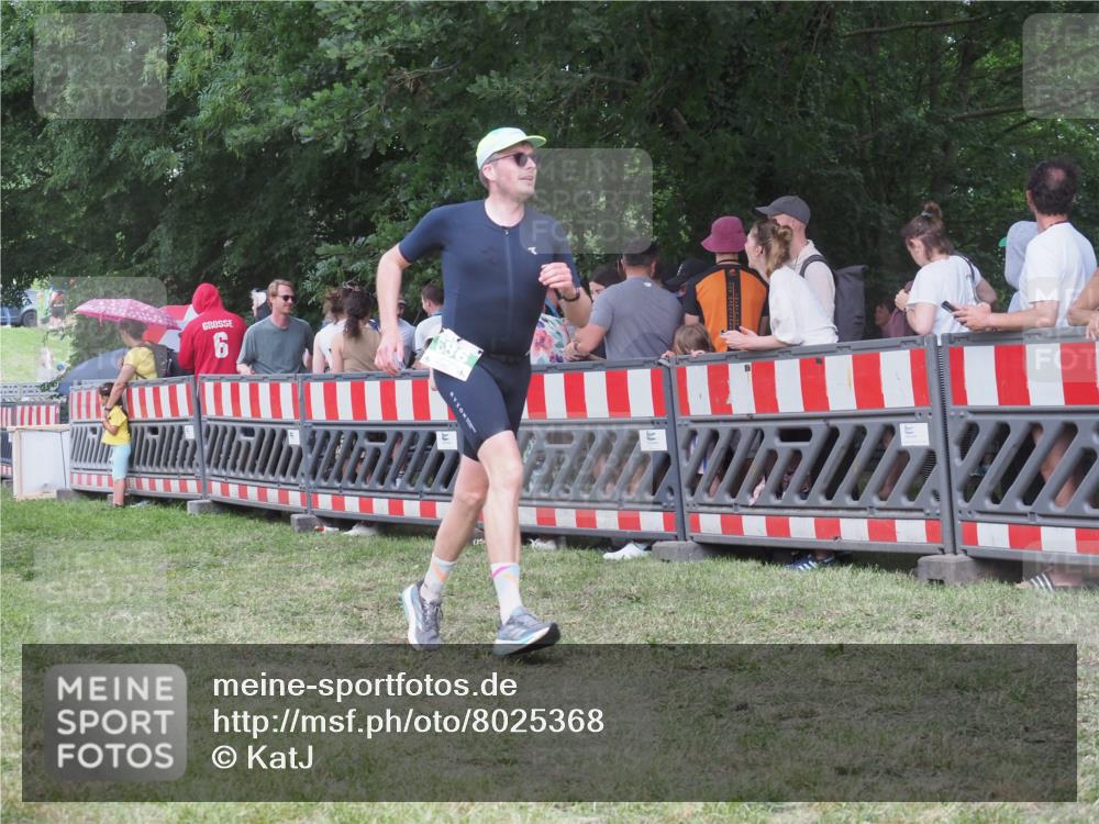 21.06.2025 - 27. Vierlanden-Triathlon KatJ http://msf.ph/oto/8025368 15.06.2025 13:27:54 Ziel 686 meine-sportfotos.de