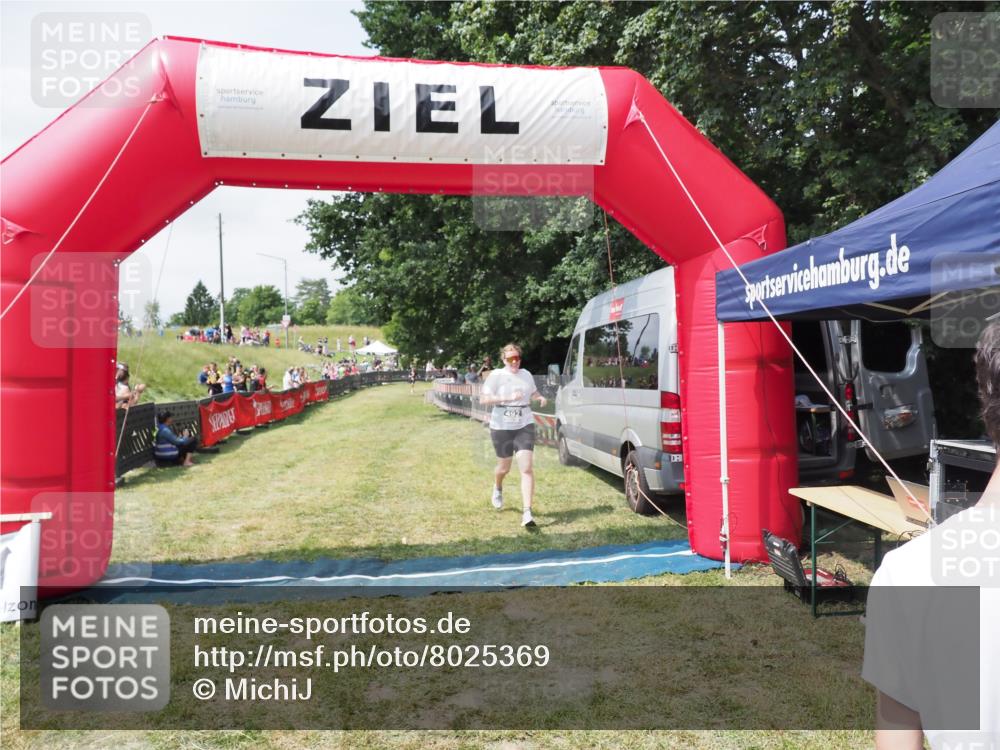 21.06.2025 - 27. Vierlanden-Triathlon MichiJ http://msf.ph/oto/8025369 15.06.2026 11:55:08 Ziel 492 meine-sportfotos.de